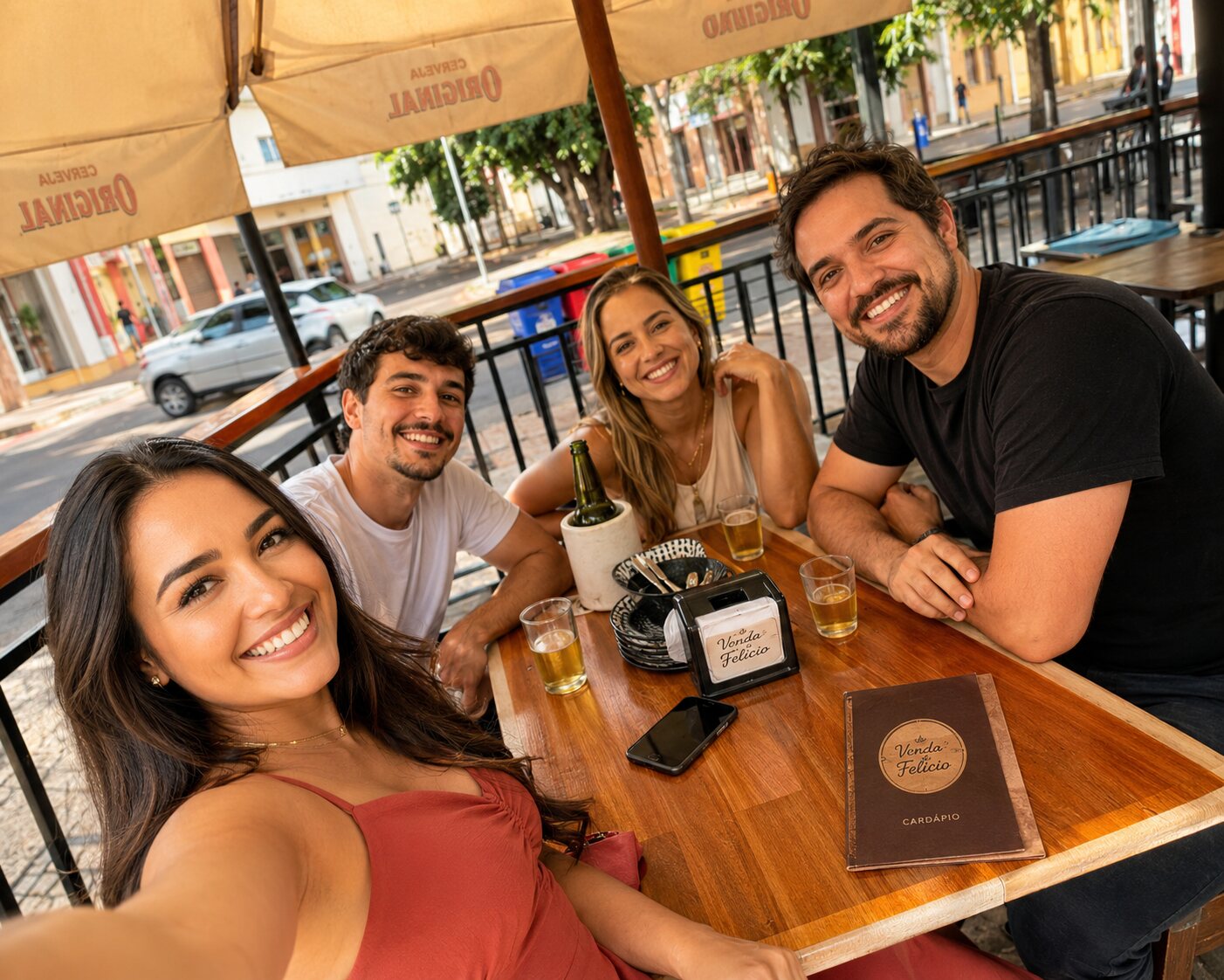 Clientes reunidos em uma mesa na Venda do Felício